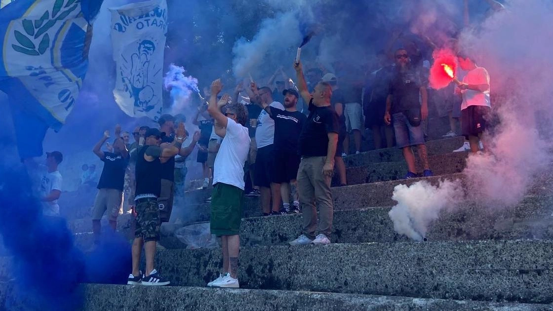 Ieri gli ultras della Curva Ferrovia Matteo Ventisette hanno raggiunto la squadra a Il Ciocco. Hanno assistito all’allenamento per chiamare poi i giocatori ‘sotto la curva’. La carica per la nuova stagione. Ieri gli ultras della Curva Ferrovia Matteo Ventisette hanno raggiunto la squadra a Il Ciocco. Hanno assistito all’allenamento per chiamare poi i giocatori ‘sotto la curva’. La carica per la nuova stagione.