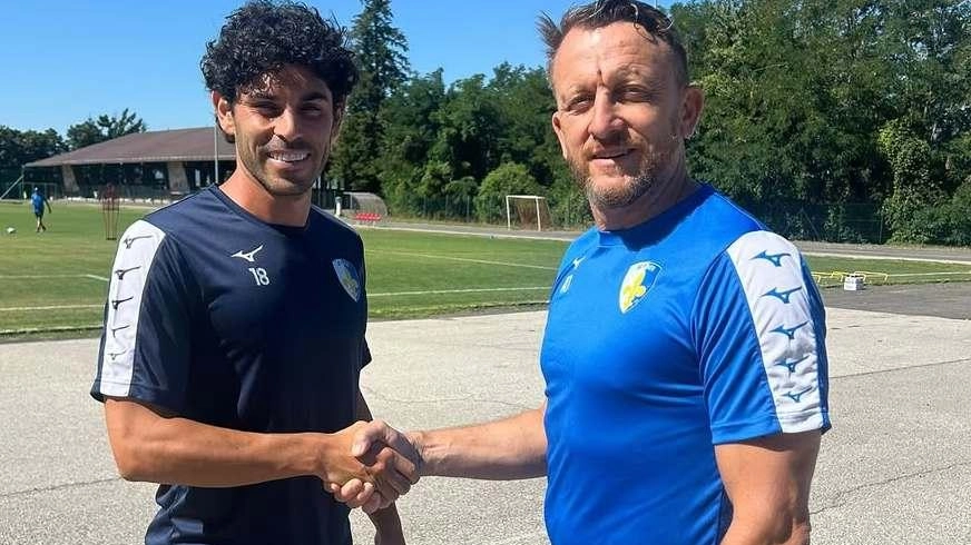 Andrea Settembrini con il mister del Prato Simone Venturi. Il calciatore, aretino di nascita, è stato acquistato dal Prato, ed è centrocampista