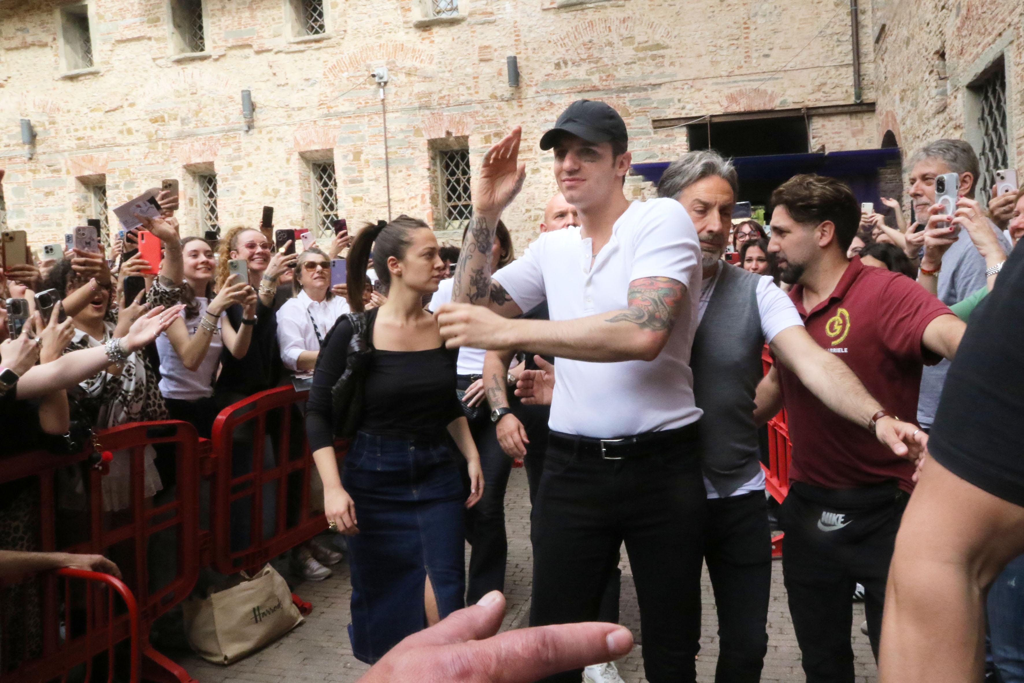 C’è Achille da Lanazione.it c è achille lauro a firenze fan in delirio e cantano i suoi successi