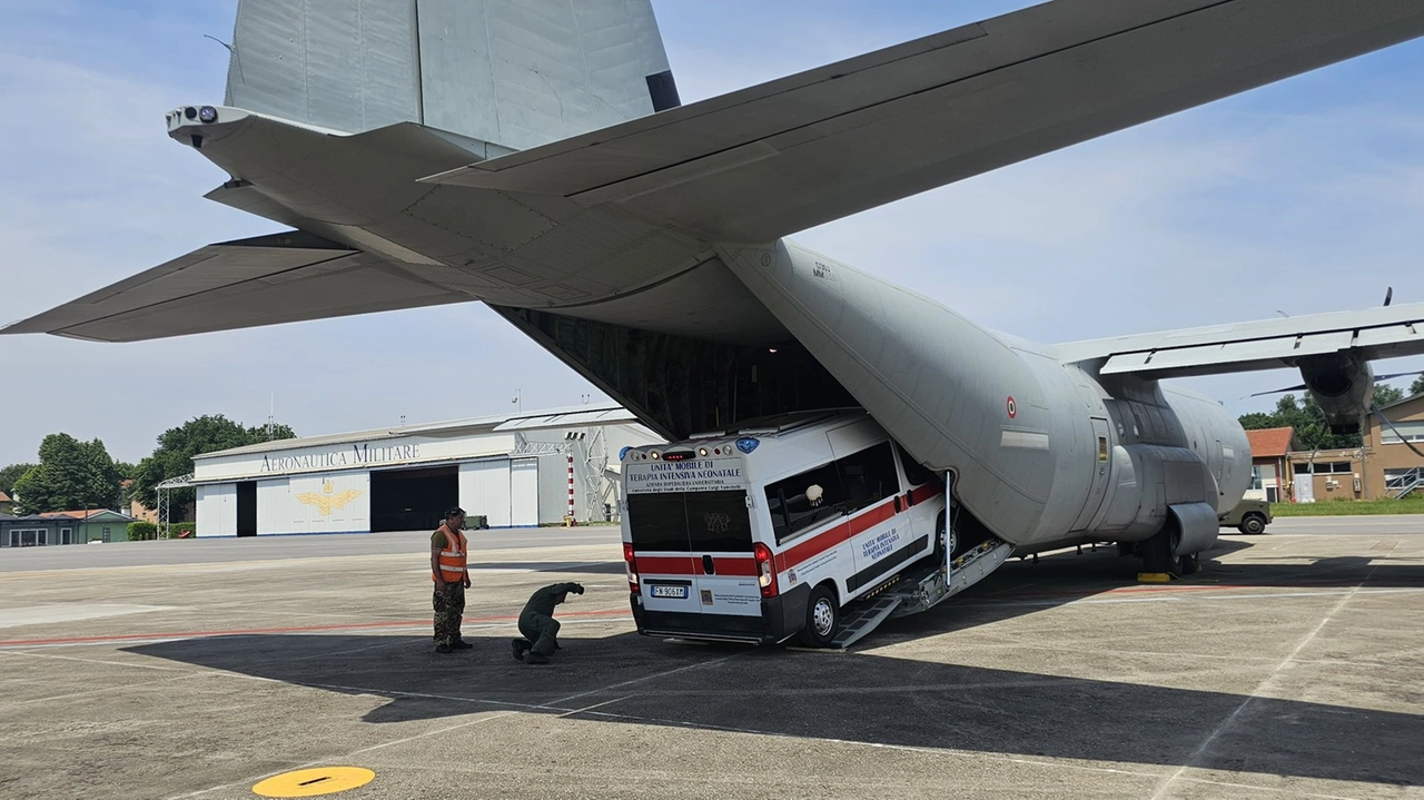 L'ambulanza viene imbarcata sul velivolo (foto Aeronautica Militare) L'ambulanza viene imbarcata sul velivolo (foto Aeronautica Militare)