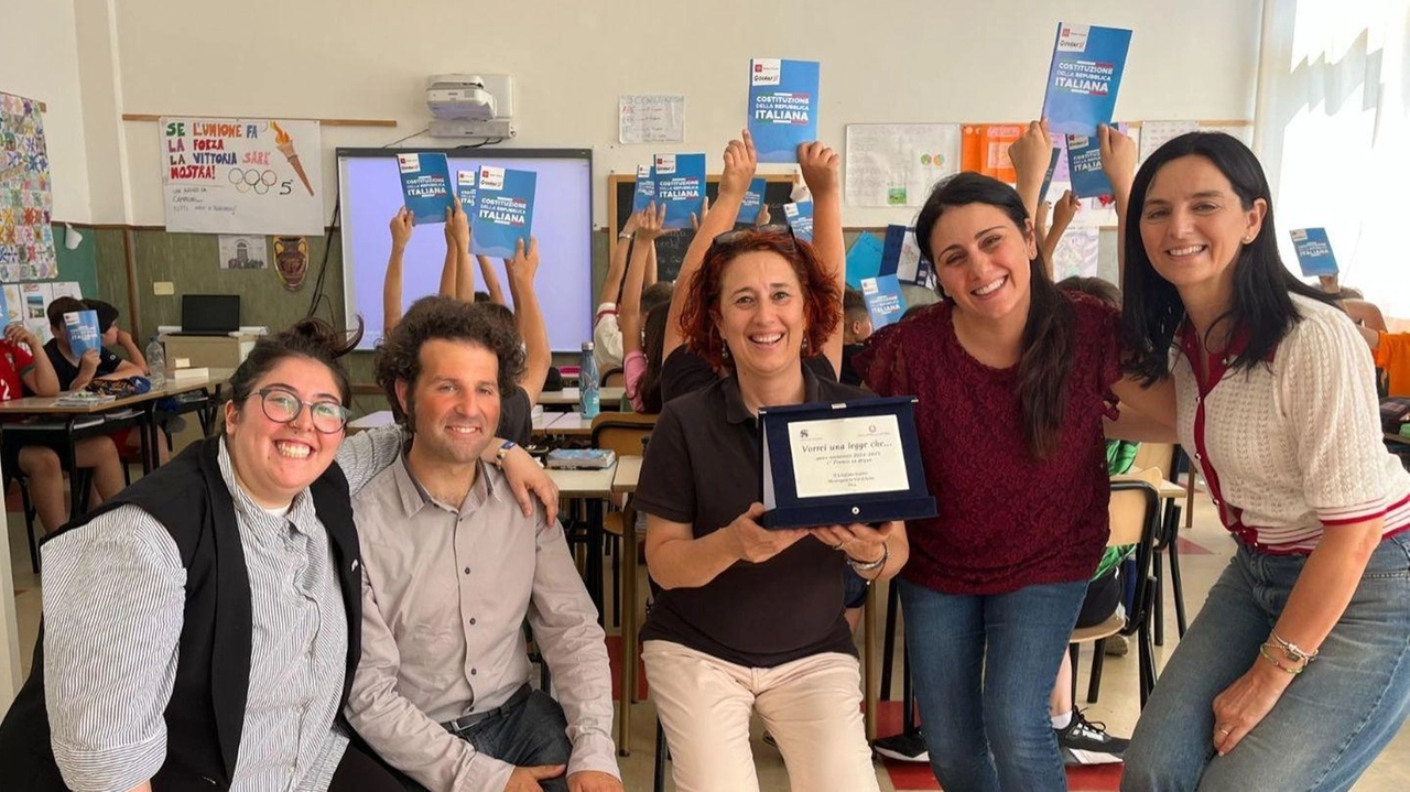 La consegna della Costituzione alla classe quinta di Angelica con la sindaca Vanni, gli assessori Fiumanò e Marino e le insegnanti La consegna della Costituzione alla classe quinta di Angelica con la sindaca Vanni, gli assessori Fiumanò e Marino e le insegnanti