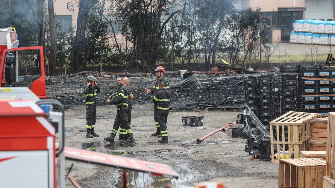 La notte del fuoco: Quaracchi, distrutti i rimessaggi. Trovati tre inneschi, è incendio doloso La notte del fuoco: Quaracchi, distrutti i rimessaggi. Trovati tre inneschi, è incendio doloso