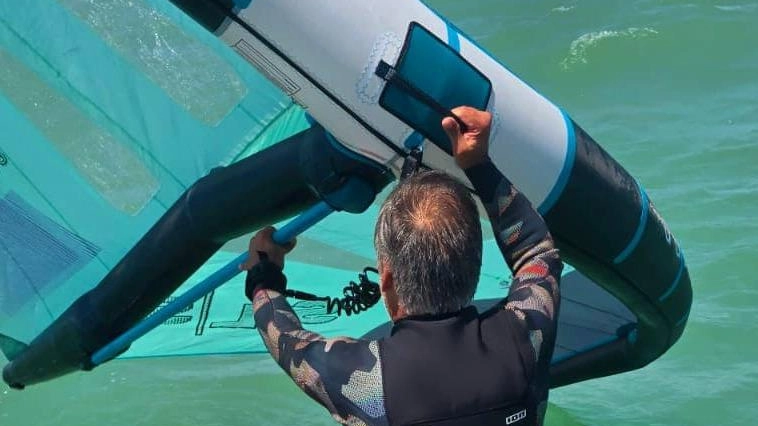 la nostra costa è il paradiso dei surfisti: di tutte le tipologie, visto che il vento non manca... la nostra costa è il paradiso dei surfisti: di tutte le tipologie, visto che il vento non manca...