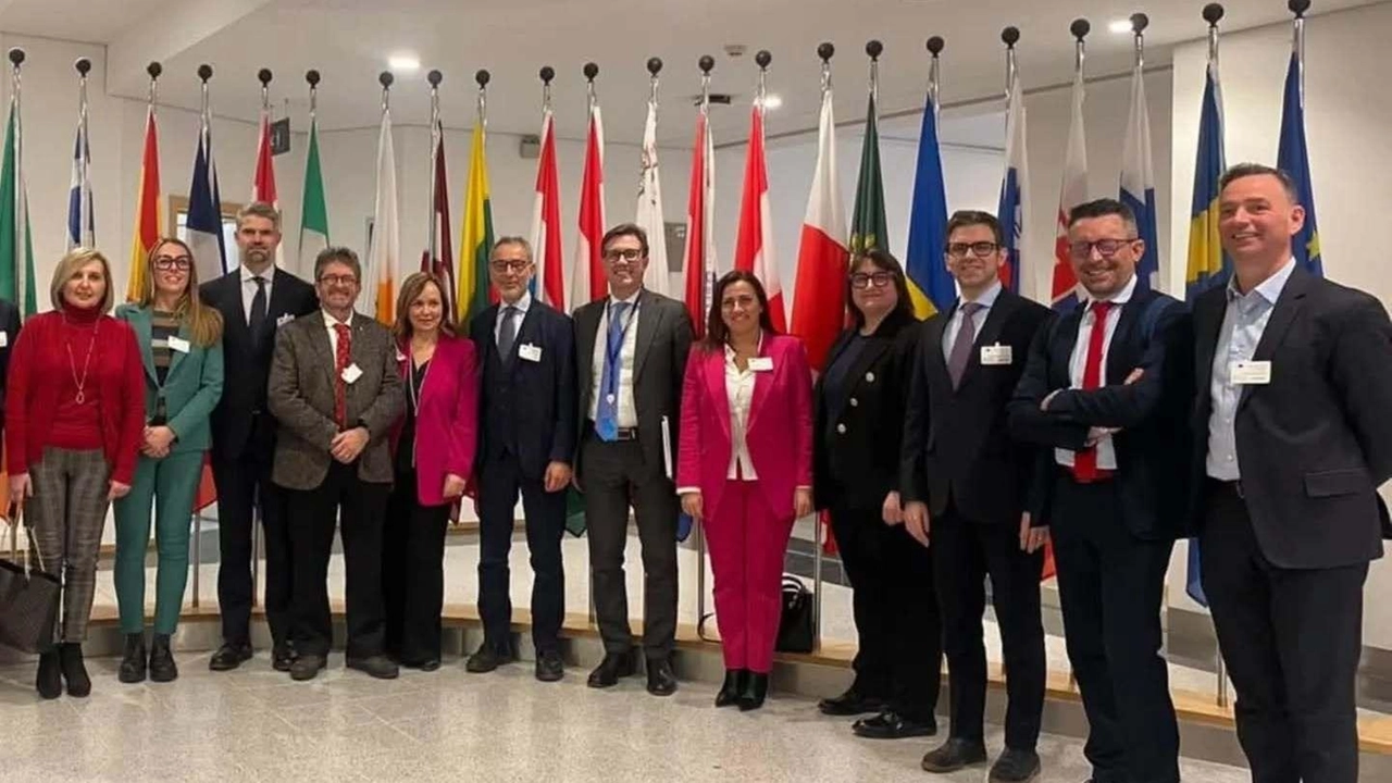La delegazione dei sindaci toscani a Bruxelles. Presente fra gli altri anche Gilda Diolaiuti sindaco di Pieve a Nievole La delegazione dei sindaci toscani a Bruxelles. Presente fra gli altri anche Gilda Diolaiuti sindaco di Pieve a Nievole
