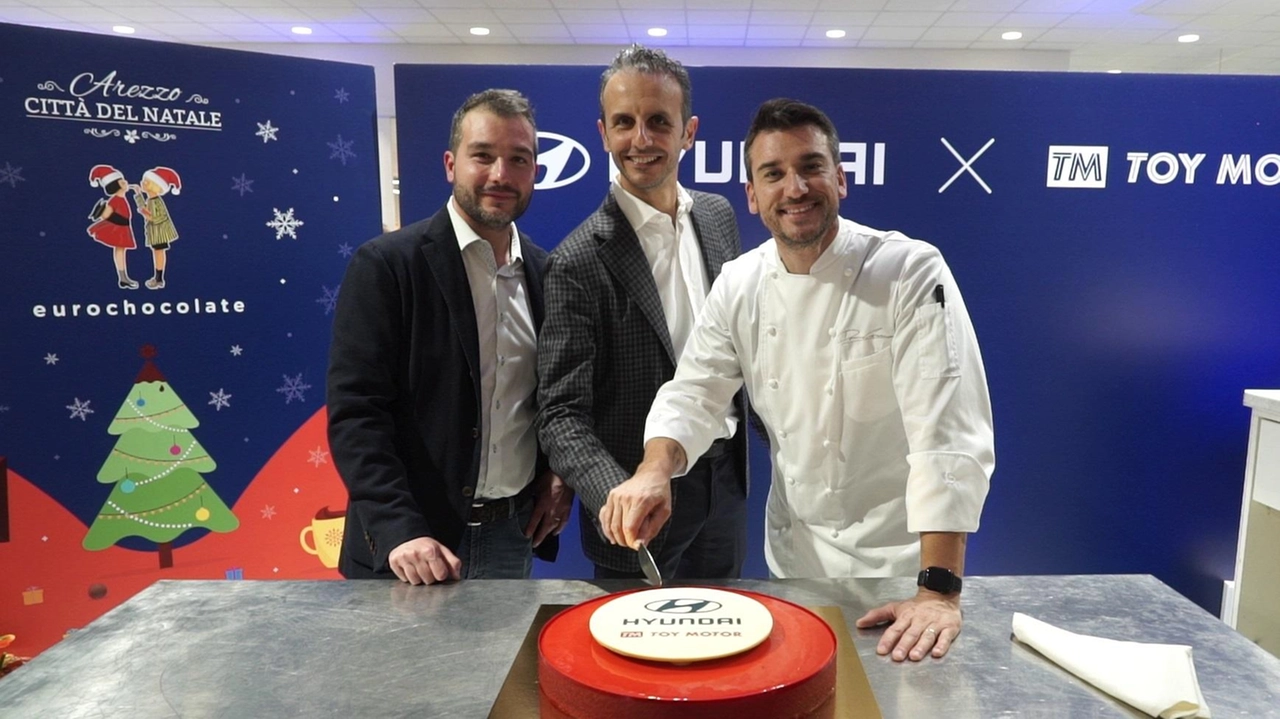 È stato lo chef Damiano Carrara (nella foto), celebre pasticcere e conduttore televisivo, a tenere a battesimo ad Arezzo il... È stato lo chef Damiano Carrara (nella foto), celebre pasticcere e conduttore televisivo, a tenere a battesimo ad Arezzo il...