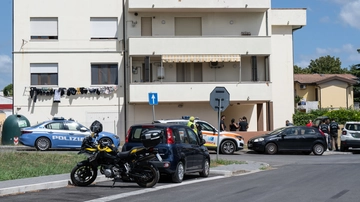 “L’ho uccisa”. Choc a Pisa, guardia giurata spara alla compagna, poi si toglie la vita
