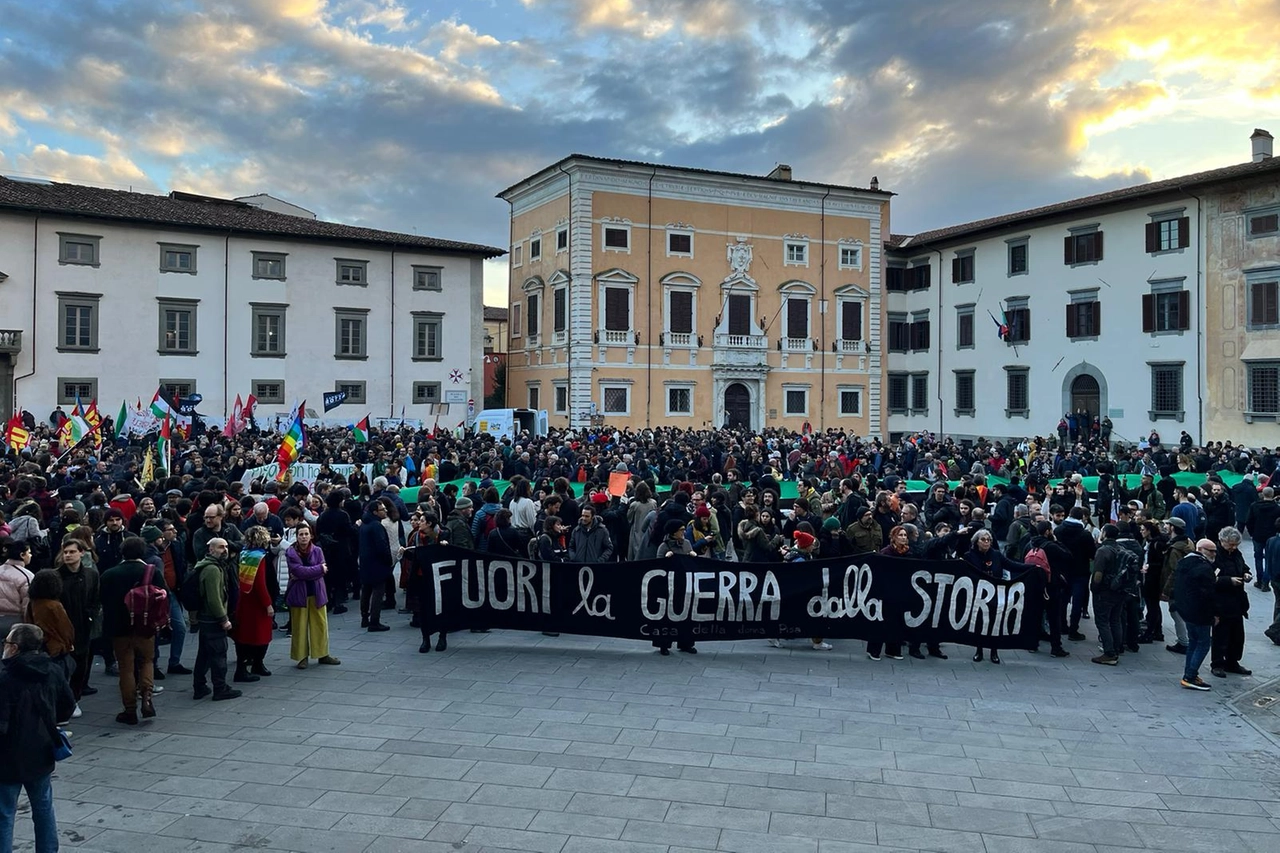 La folla in piazza dei Cavalieri a conclusione del corteo