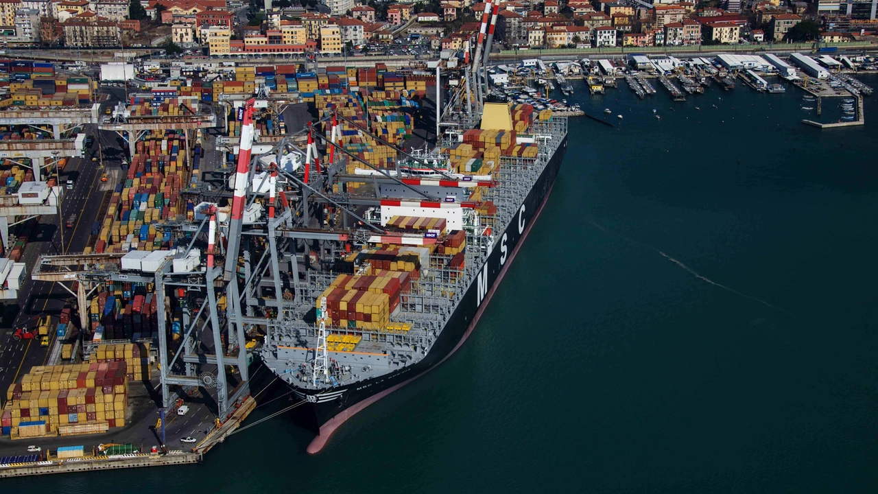 Un'immagine del porto di La Spezia (Frascatore) Un'immagine del porto di La Spezia (Frascatore)
