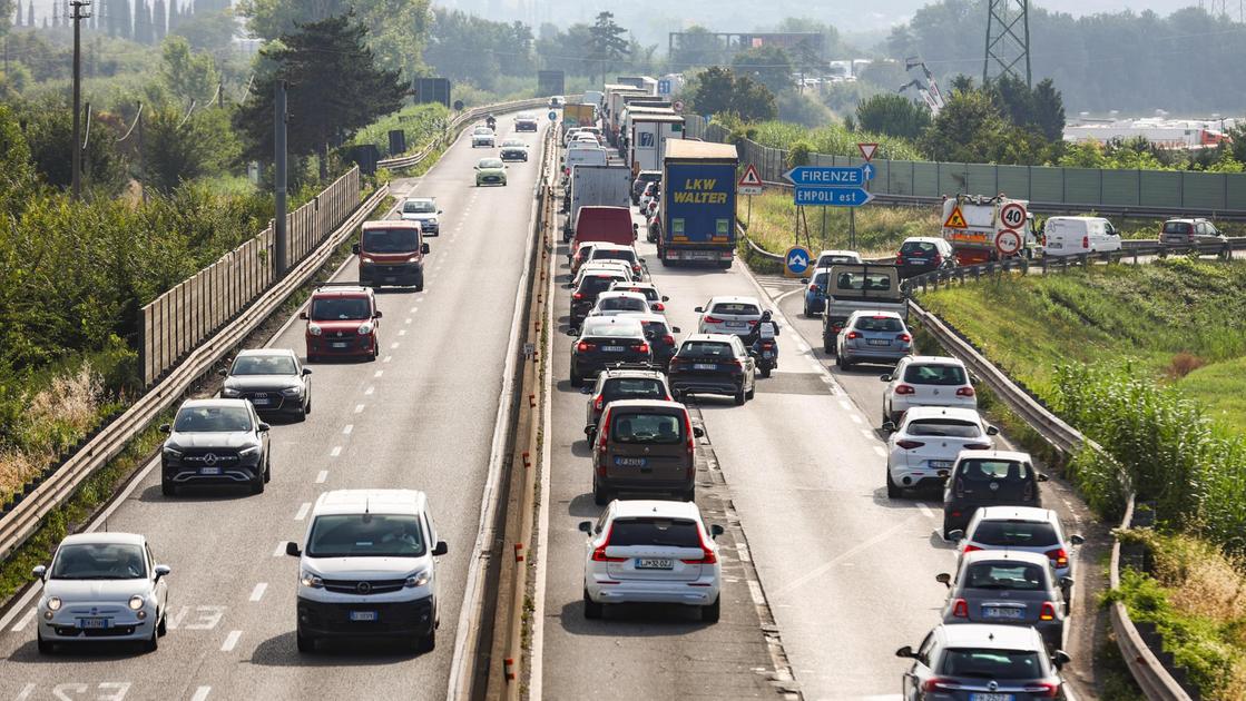 Camion perde mattoni in FiPili. Auto danneggiate e rallentamenti Camion perde mattoni in FiPili. Auto danneggiate e rallentamenti
