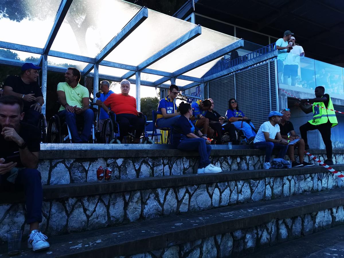 Carrara, non è uno stadio per tutti. Partita amara per i disabili. “Transenne che ci hanno escluso” Carrara, non è uno stadio per tutti. Partita amara per i disabili. “Transenne che ci hanno escluso”