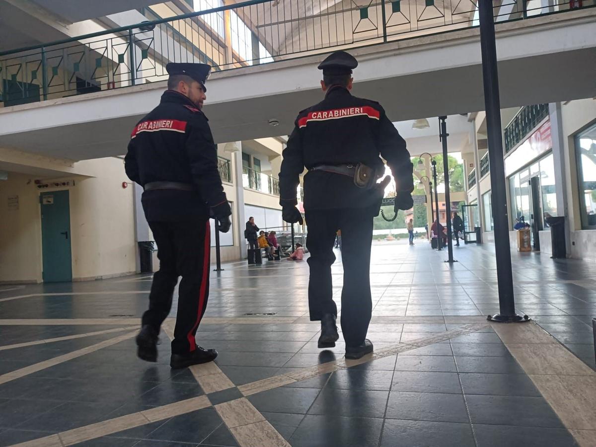 Si lancia dalla finestra per sfuggire ai carabinieri, arrestati due pusher