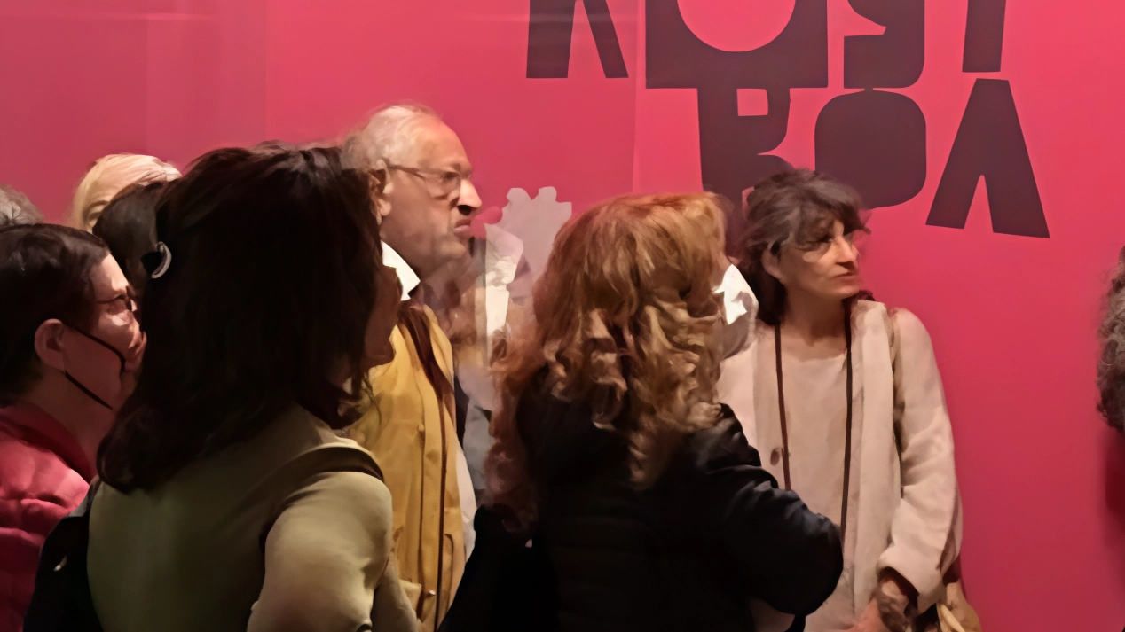 La galleria Rosy Boa ad Arezzo ospita la sezione Arti Visive di Confluenze 2024, intitolata Radici, che unisce fotografia e creazioni materiche di artisti come Luca Calugi e Alessandro Ceni. La galleria Rosy Boa ad Arezzo ospita la sezione Arti Visive di Confluenze 2024, intitolata Radici, che unisce fotografia e creazioni materiche di artisti come Luca Calugi e Alessandro Ceni.
