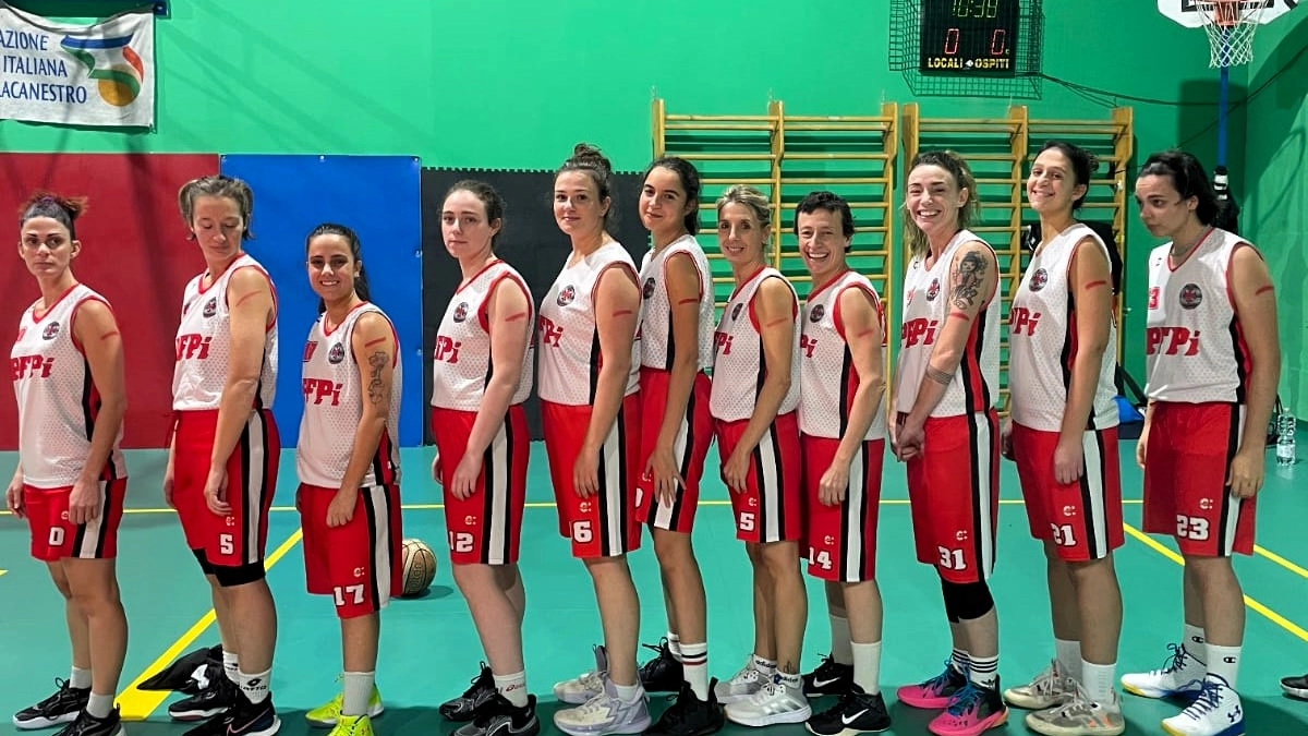 Tutte le ragazze della IES sono scese in campo con un segno rosso al braccio Tutte le ragazze della IES sono scese in campo con un segno rosso al braccio