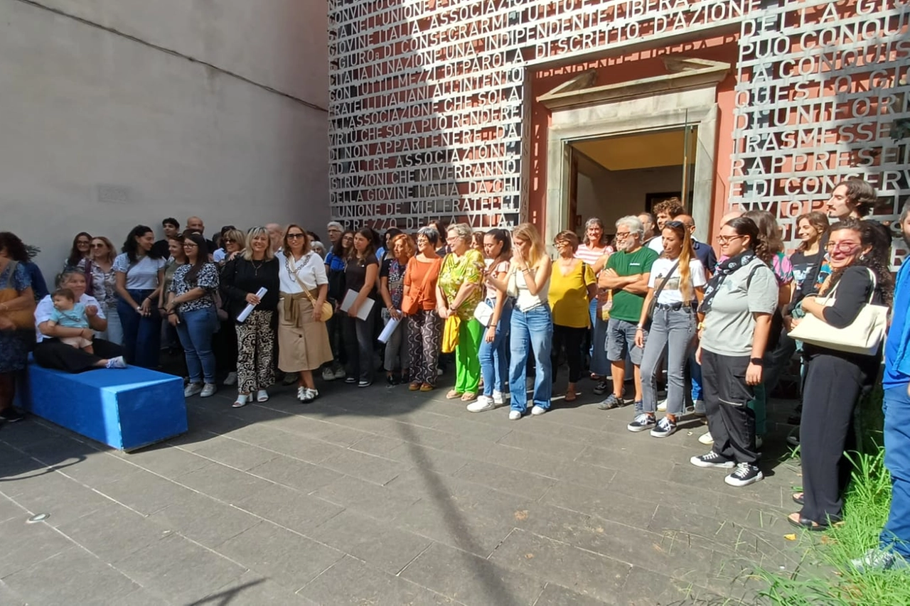 Il gruppo davanti alla Domus Mazziniana, una delle tappe del percorso