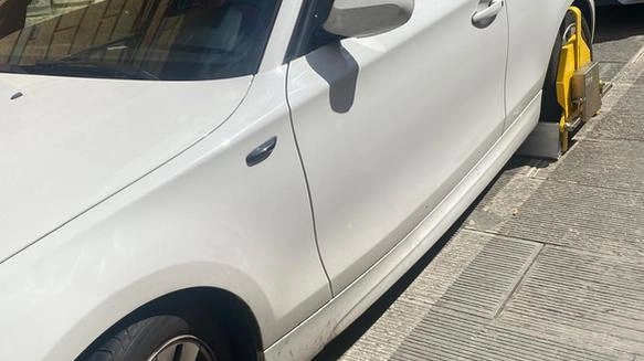 L’immagine di un’auto straniera bloccata con le ganasce in pieno giorno in via Fontebranda, allegata alla nota diffusa da ’Siena in tutti i sensi’ L’immagine di un’auto straniera bloccata con le ganasce in pieno giorno in via Fontebranda, allegata alla nota diffusa da ’Siena in tutti i sensi’