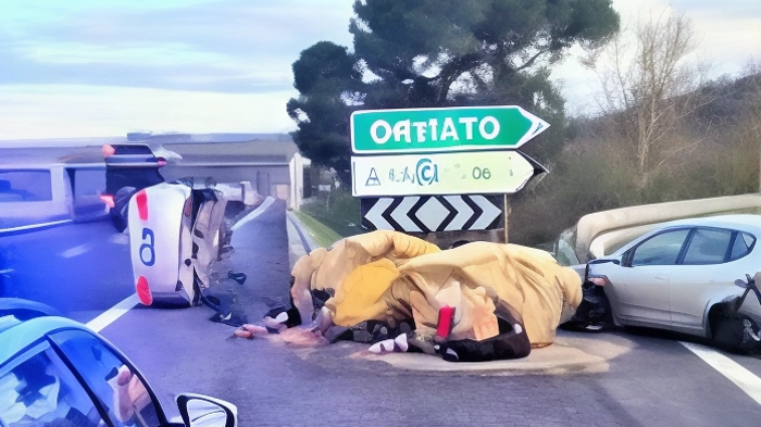 Uno dei tanti incidenti che funestano l’Autostrada del Sole lungo il tratto umbro; tra Attigliano e Magliano Sabina cresce anche il numero dei feriti Uno dei tanti incidenti che funestano l’Autostrada del Sole lungo il tratto umbro; tra Attigliano e Magliano Sabina cresce anche il numero dei feriti