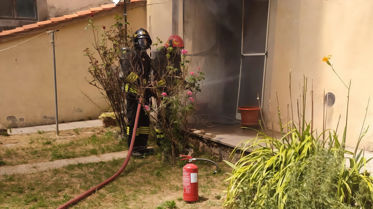 L’ingresso dell’appartamento durante l’intervento (. foto dei vigili del fuoco