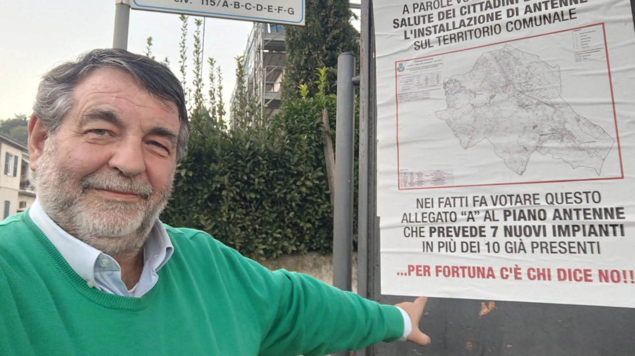 Il consigliere con uno dei manifesti Il consigliere con uno dei manifesti