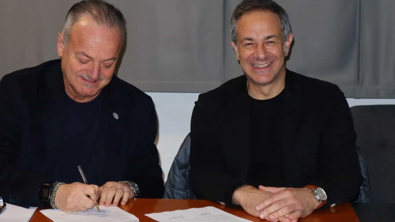 La firma della convenzione, a sinistra Dino Sodini e a destra Gianluigi Giannetti La firma della convenzione, a sinistra Dino Sodini e a destra Gianluigi Giannetti