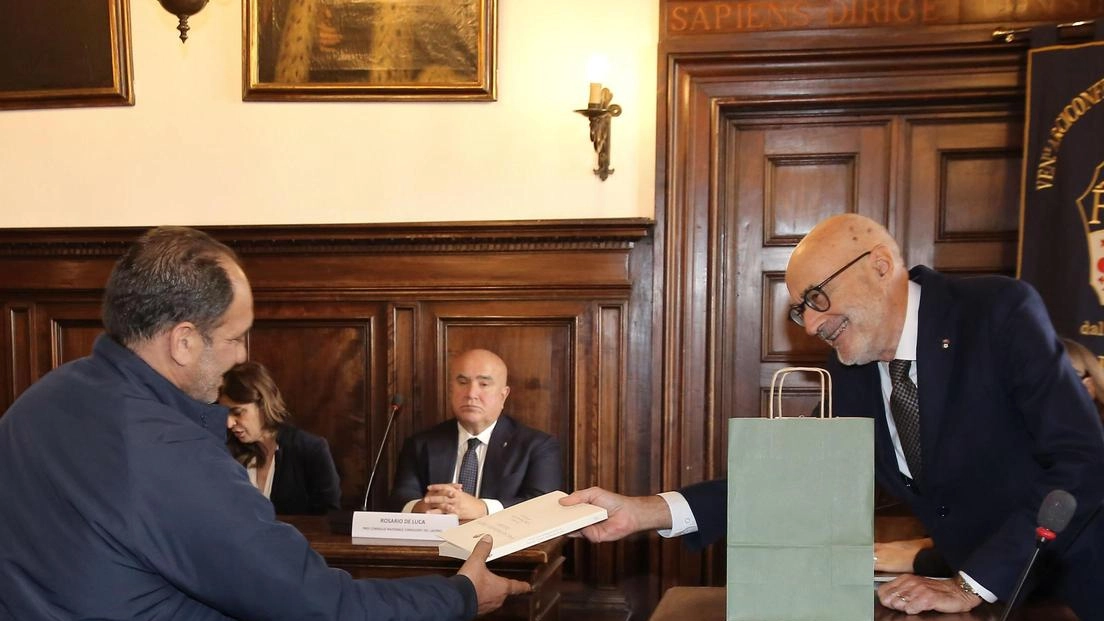Ieri la consegna di 36mila euro ai parenti delle vittime del crollo da parte di Comune e Misericordia: "Tutto questo non deve accadere più". Ieri la consegna di 36mila euro ai parenti delle vittime del crollo da parte di Comune e Misericordia: "Tutto questo non deve accadere più".