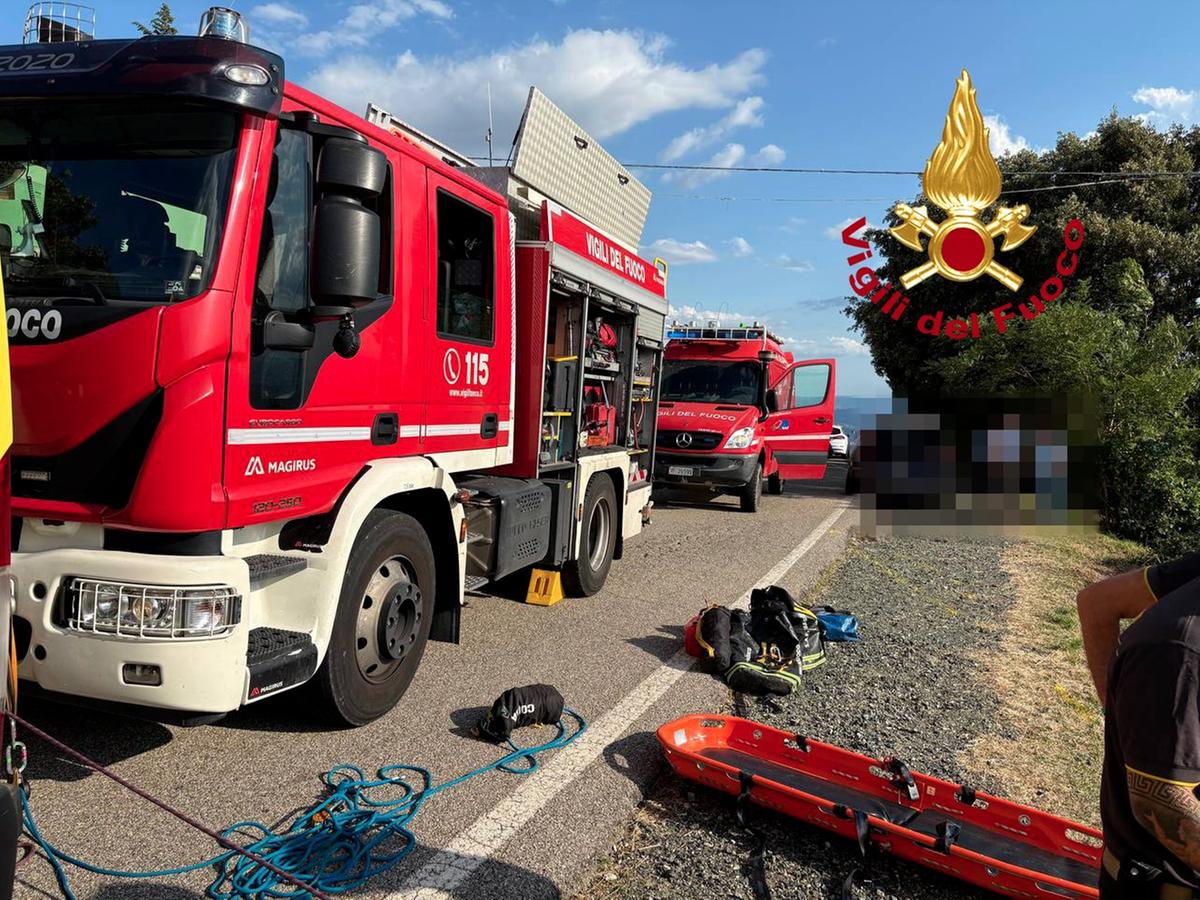 Incendio in via Perfetti Ricasoli, alta colonna di fumo Incendio in via Perfetti Ricasoli, alta colonna di fumo