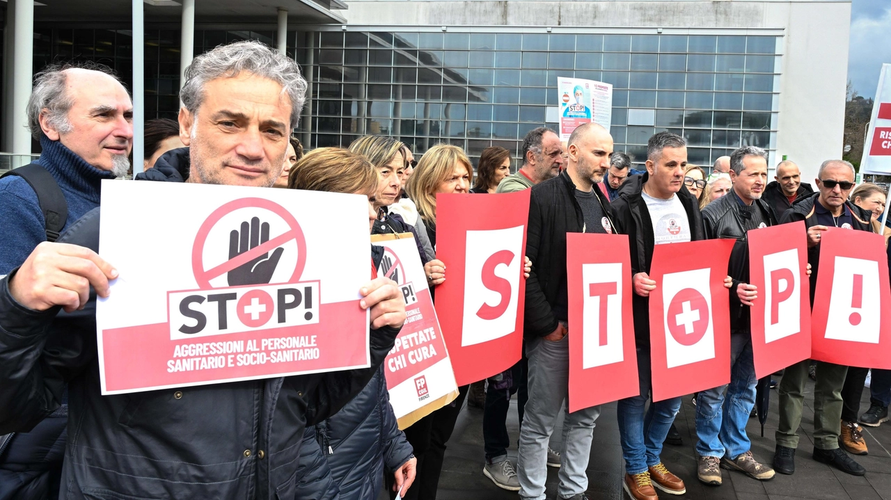 La protesta di ieri mattina davanti a Careggi La protesta di ieri mattina davanti a Careggi