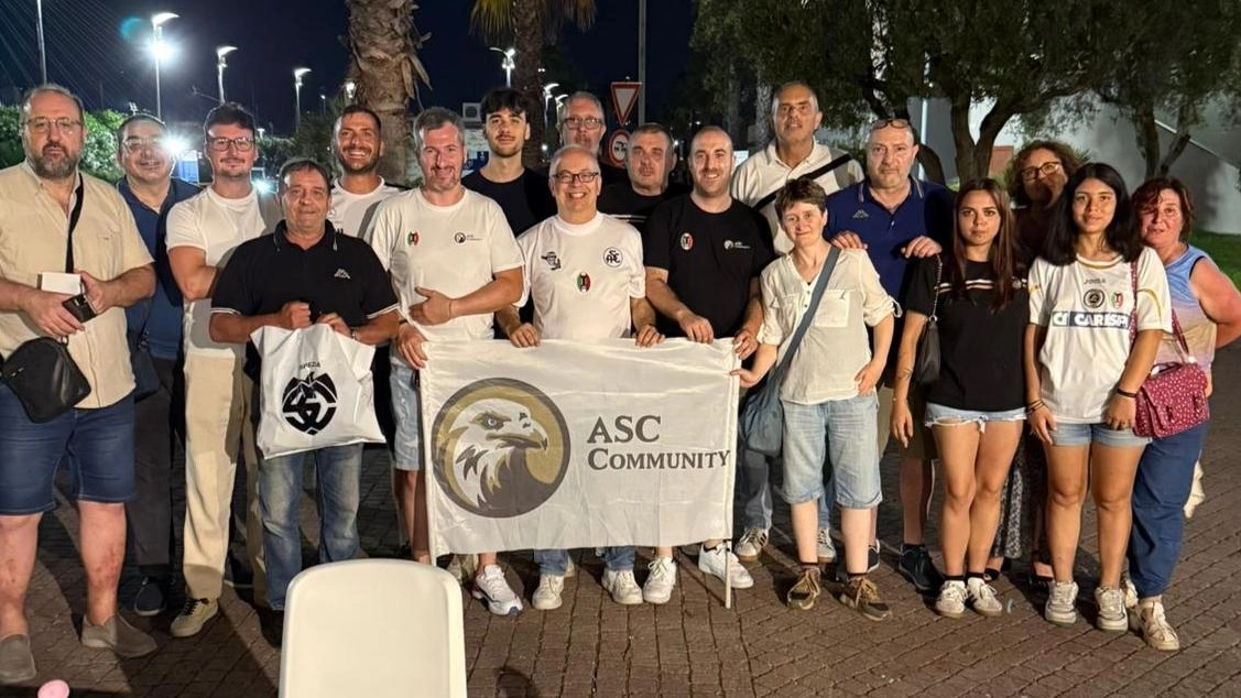 La rappresentativa di tifosi bianchi, appartenente al gruppo Asc Community, che si è ritrovata a cena al Mirabello La rappresentativa di tifosi bianchi, appartenente al gruppo Asc Community, che si è ritrovata a cena al Mirabello