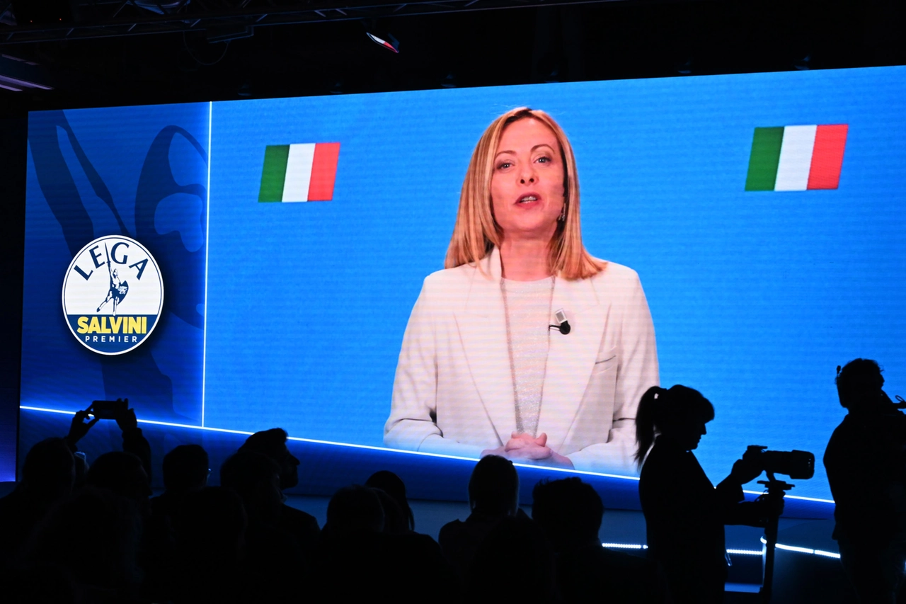 La premier Giorgia Meloni, 48 anni, in videocollegamento al congresso della Lega