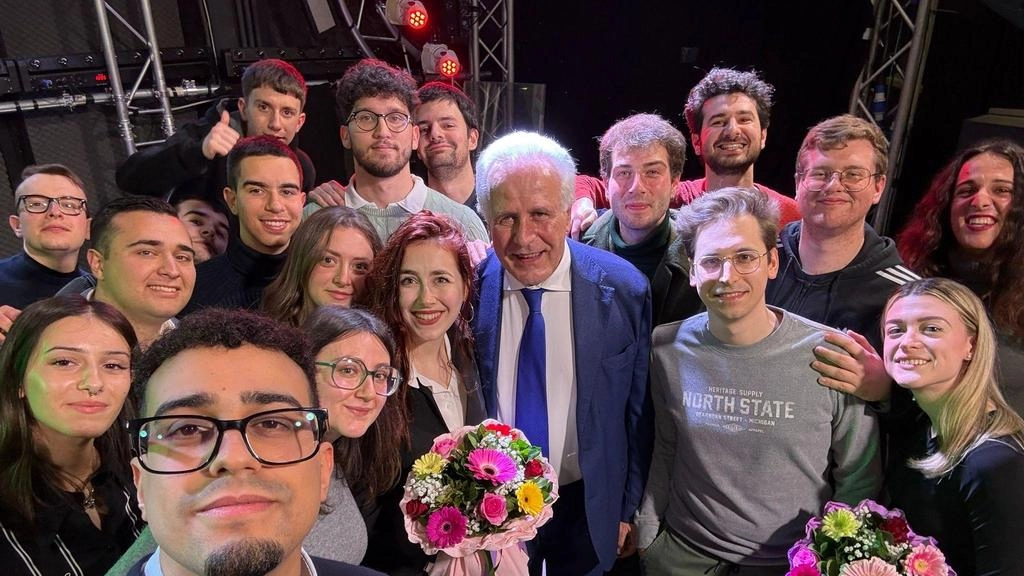 Foto di gruppo fra alcuni dei partecipanti alla cena del Pd che ha visto presente anche Eugenio Giani Foto di gruppo fra alcuni dei partecipanti alla cena del Pd che ha visto presente anche Eugenio Giani