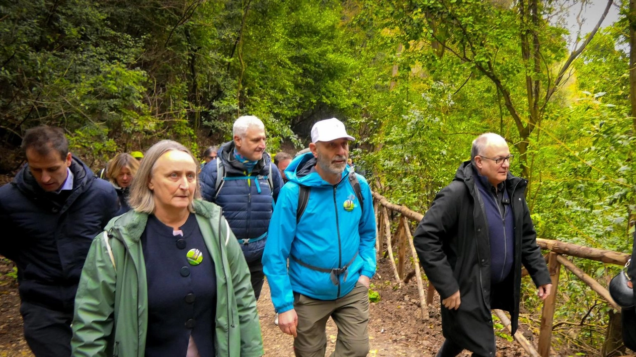 Un itinerario che si snoda nei luoghi che hanno visto crescere il fondatore della Comunità dei Figli di Dio. Appuntamento a Palaia il 27 e 28 settembre: i partecipanti trascorreranno la notte nell’Eremo di Agliati. Un itinerario che si snoda nei luoghi che hanno visto crescere il fondatore della Comunità dei Figli di Dio. Appuntamento a Palaia il 27 e 28 settembre: i partecipanti trascorreranno la notte nell’Eremo di Agliati.