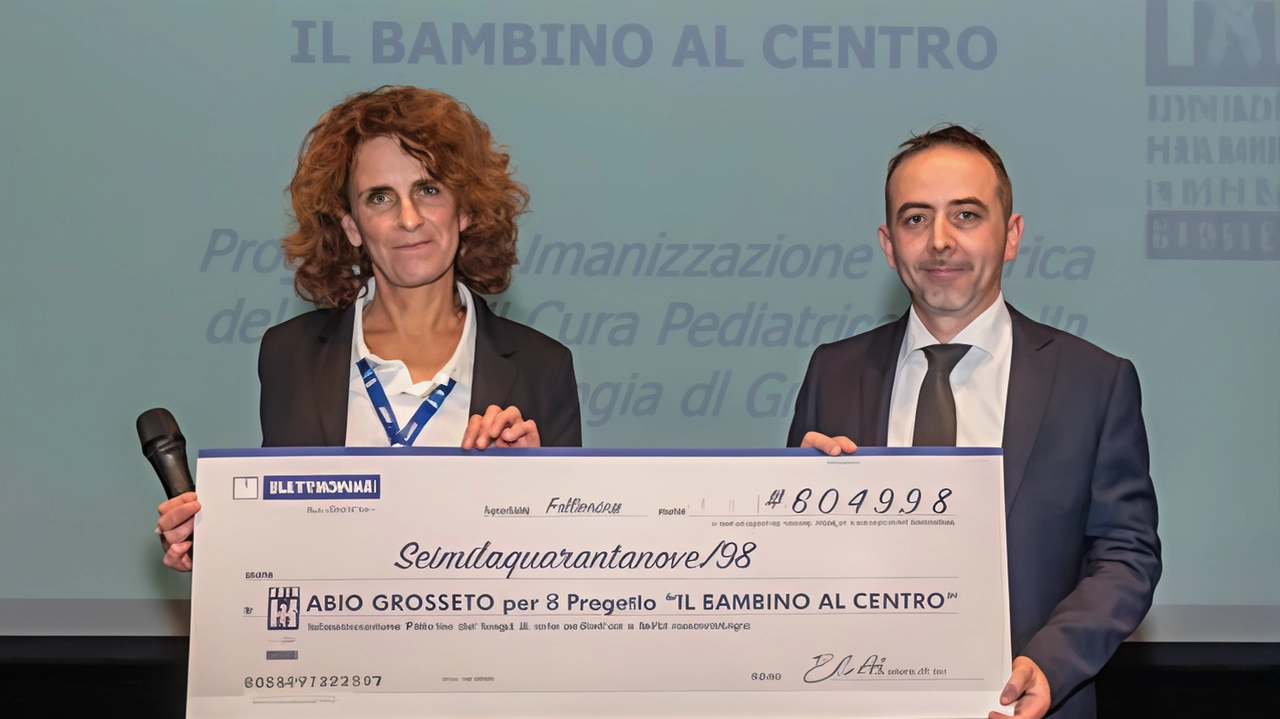 La consegna del contributo ad Abio La consegna del contributo ad Abio