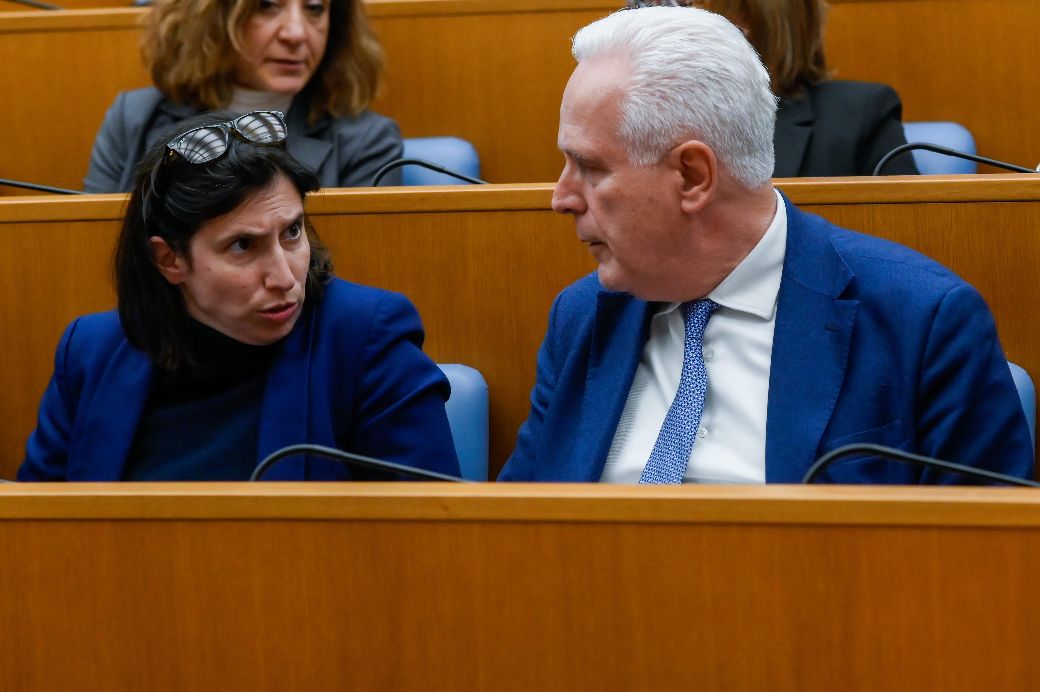https://www.lanazione.it/image-service/view/acePublic/alias/contentid/MWU4ZDMyZDgtNGY5Zi00/0/la-segretaria-del-pd-elly-schlein-40-anni-con-il-presidente-della-regione-toscana-eugenio-giani-66-anni.jpeg