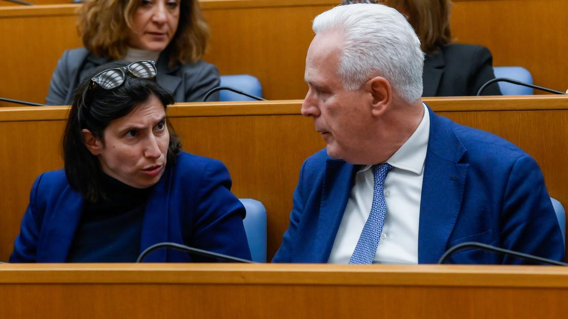 https://www.lanazione.it/image-service/view/acePublic/alias/contentid/MWU4ZDMyZDgtNGY5Zi00/0/la-segretaria-del-pd-elly-schlein-40-anni-con-il-presidente-della-regione-toscana-eugenio-giani-66-anni.jpeg?f=16:9&w=1200&h=630