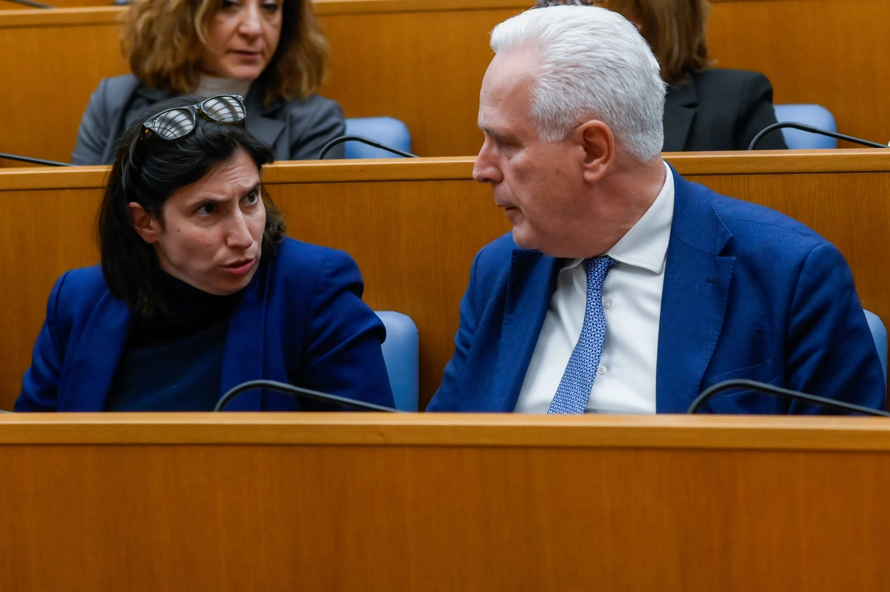 La segretaria del Pd Elly Schlein, 40 anni, con il presidente della Regione Toscana, Eugenio Giani, 66 anni