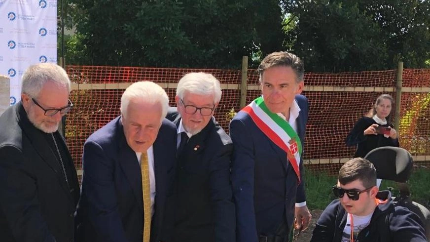 Il cantiere era aperto già da qualche giorno, ma ieri è stata posata anche la prima pietra del nuovo ospedale...