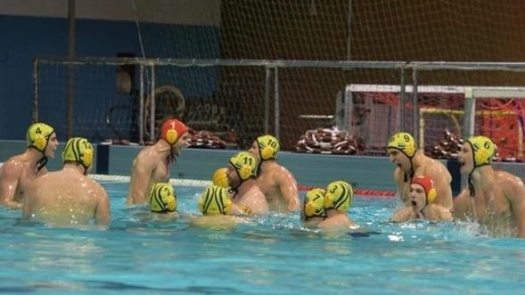 La gioia in acqua dei giocatori del Club Nautico Carrara e, in basso, la formazione al completo con. il diesse Campi e il tecnico Zaric La gioia in acqua dei giocatori del Club Nautico Carrara e, in basso, la formazione al completo con. il diesse Campi e il tecnico Zaric