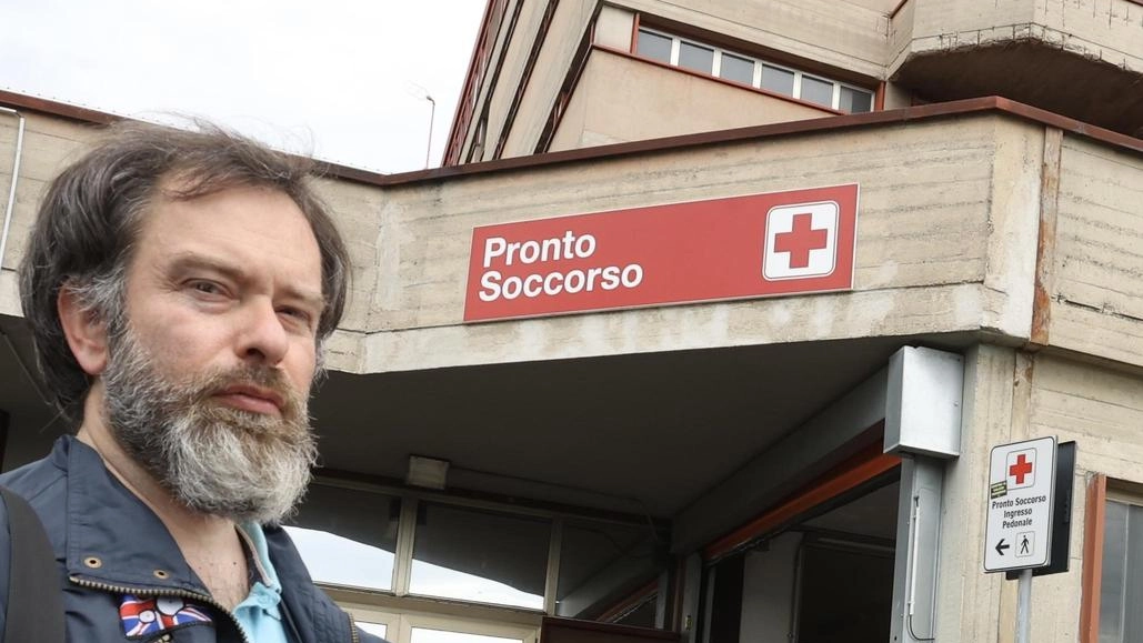Il nostro cronista all’ingresso del Pronto intervento rapido del San Giovanni di Dio Il nostro cronista all’ingresso del Pronto intervento rapido del San Giovanni di Dio