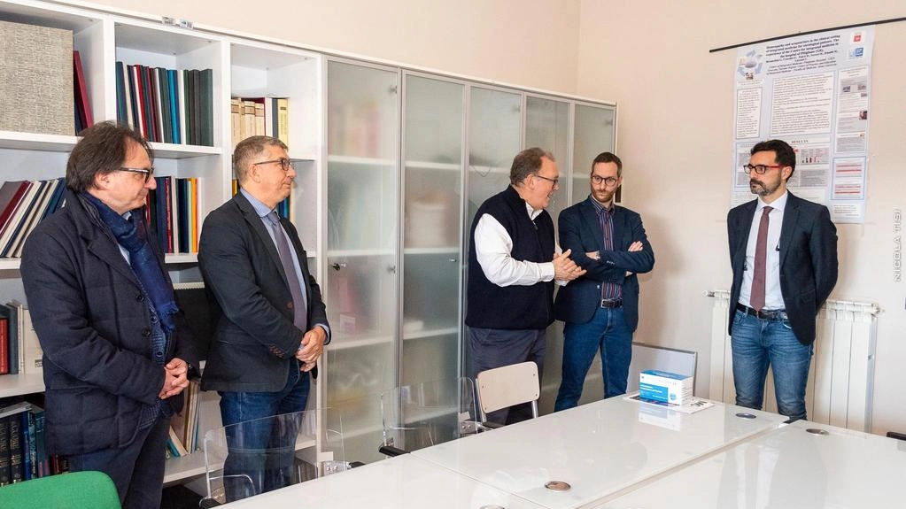 La visita in ospedale, a destra il direttore generale dell’Asl Sud Est Marco Torre, al centro il sindaco di Pitigliano Giovanni Gentili. Il confronto sui servizi e sulle prospettive della struttura sanitaria La visita in ospedale, a destra il direttore generale dell’Asl Sud Est Marco Torre, al centro il sindaco di Pitigliano Giovanni Gentili. Il confronto sui servizi e sulle prospettive della struttura sanitaria
