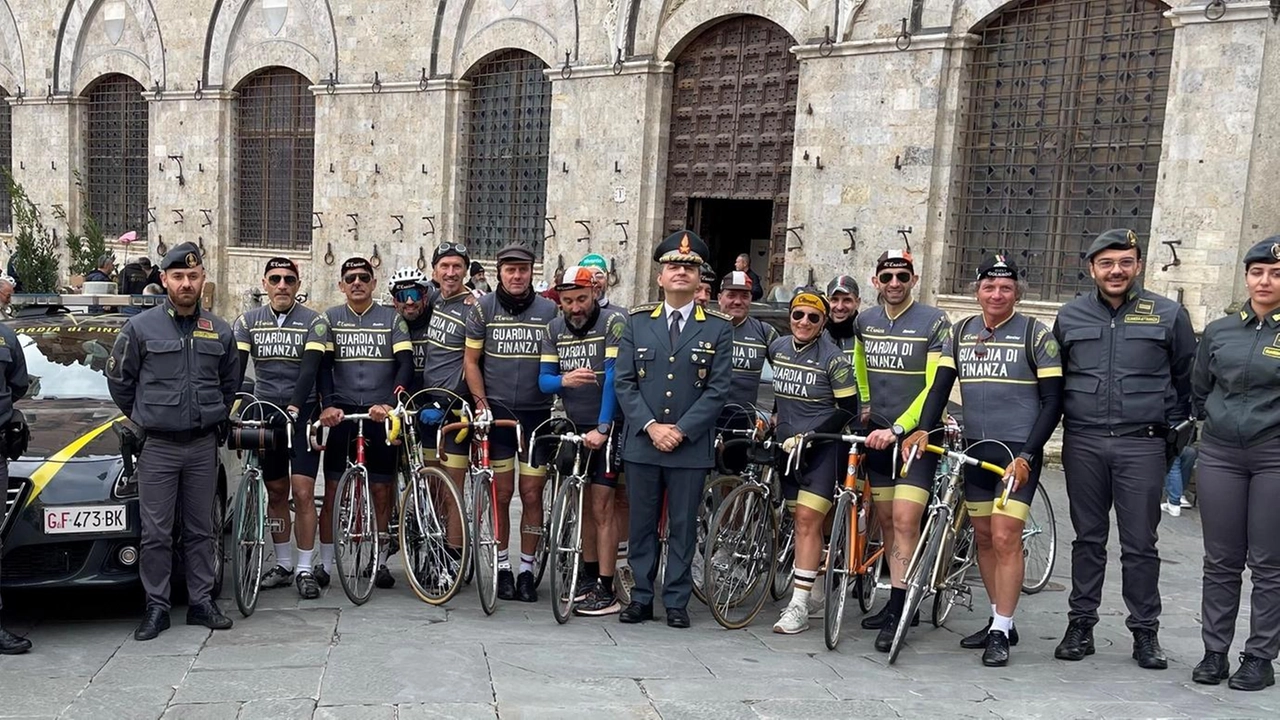 Accanto i ciclisti della Guardia di Finanza di Siena Accanto i ciclisti della Guardia di Finanza di Siena