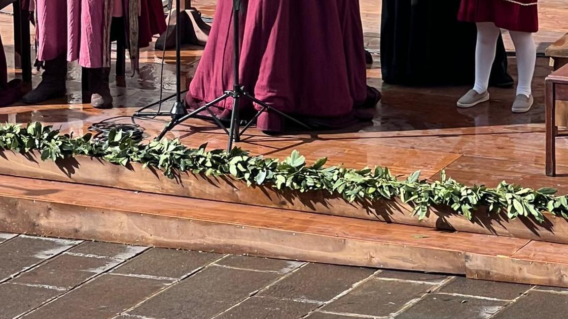 bruciano una bandiera della parte avversa da Lanazione.it bruciano una bandiera della parte avversa