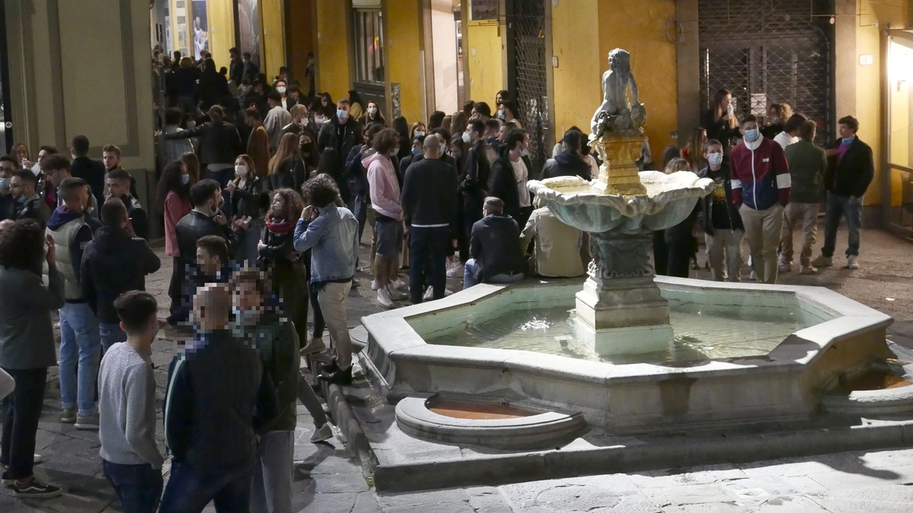 Un’immagine della movida in centro storico nel week end Foto Attalmi