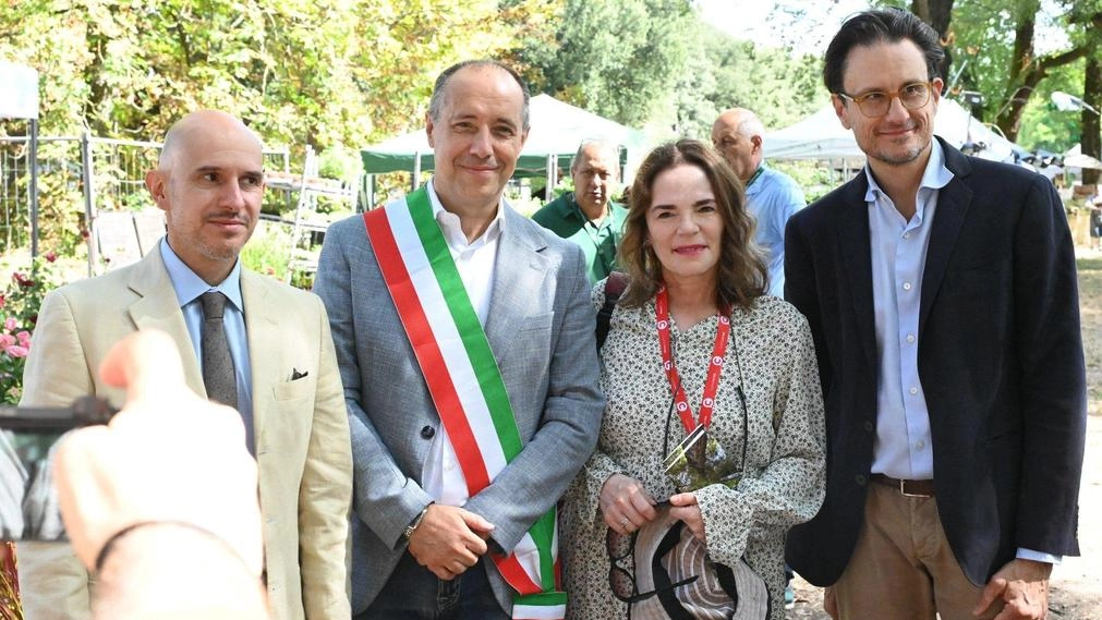 A Murabilia, la mostra mercato del giardinaggio di qualità a Lucca, ospiti speciali per la scelta delle piante per una fiction televisiva. Attrice e tecnici entusiasti della qualità e varietà offerte. A Murabilia, la mostra mercato del giardinaggio di qualità a Lucca, ospiti speciali per la scelta delle piante per una fiction televisiva. Attrice e tecnici entusiasti della qualità e varietà offerte.