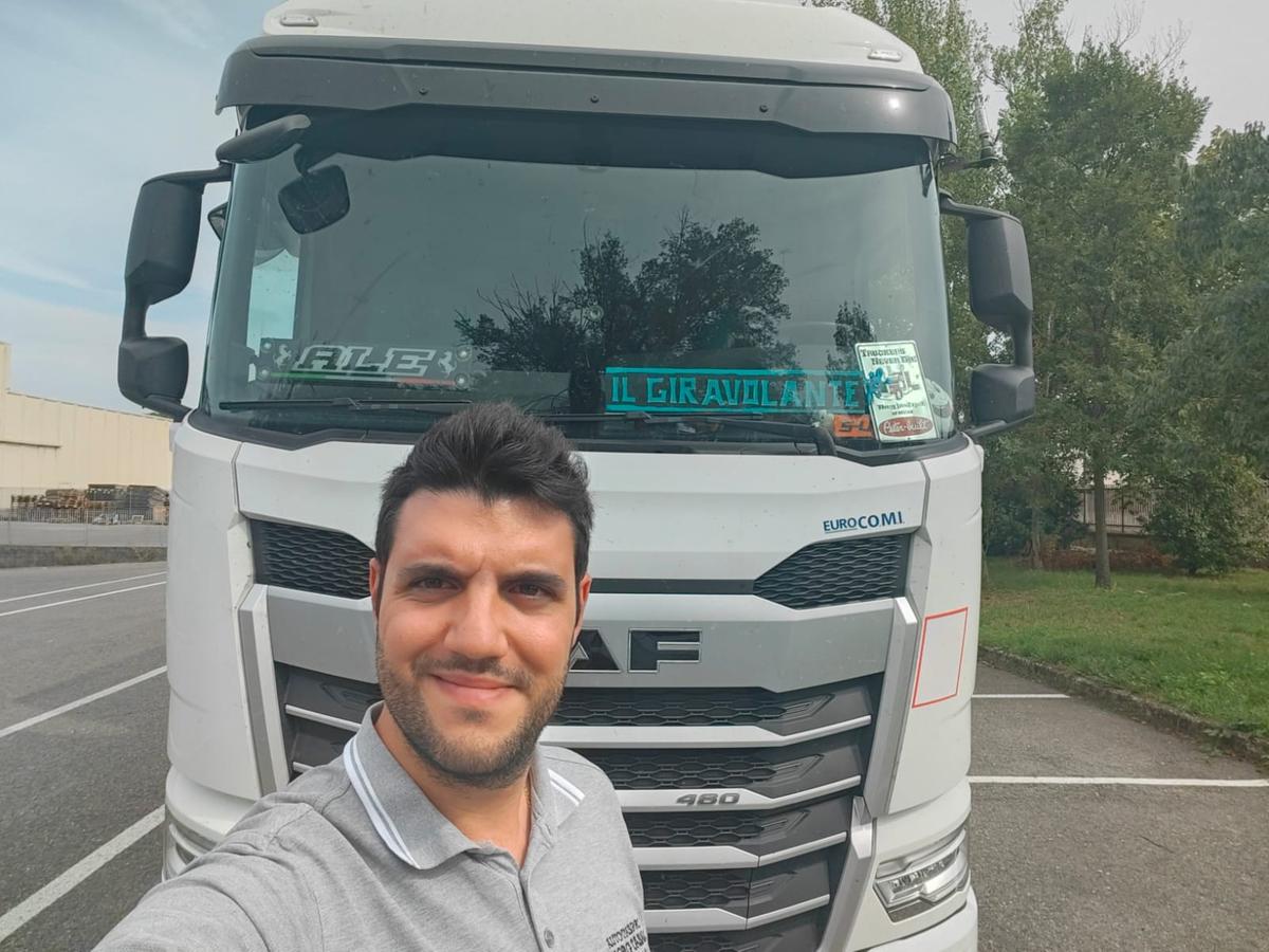 Divieto sorpasso tir in A1, parla Ale lo Statale: “Così non cambia nulla, il problema è la distrazione” Divieto sorpasso tir in A1, parla Ale lo Statale: “Così non cambia nulla, il problema è la distrazione”