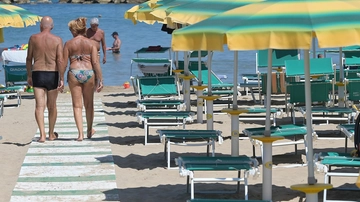 Ombrelloni a 25 euro al giorno, affitti a 1800 euro a settimana. Principina, dove la vacanza non è più “per tutte le tasche”