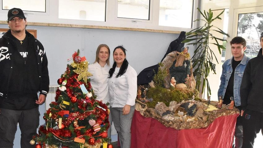 Cinque giovani raccontano come il Natale sia cambiato per loro, tra consapevolezza, regali e momenti in famiglia. Cinque giovani raccontano come il Natale sia cambiato per loro, tra consapevolezza, regali e momenti in famiglia.