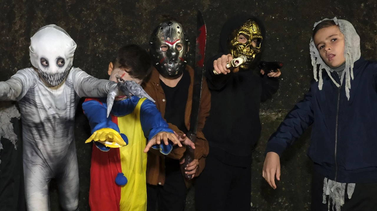 Grande successo per le feste a Tassonarla (Tresana) e Albiano Magra. Paesi allestiti a tema, negozi e cantine aperte. "Un lavoro di squadra". Grande successo per le feste a Tassonarla (Tresana) e Albiano Magra. Paesi allestiti a tema, negozi e cantine aperte. "Un lavoro di squadra".