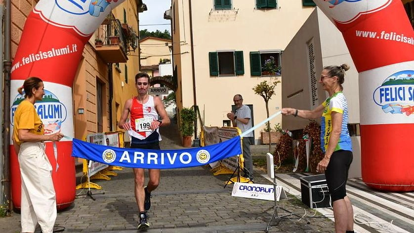 Il vincitore della sfida podistica di. Figline Luigi Pietrini Il vincitore della sfida podistica di. Figline Luigi Pietrini