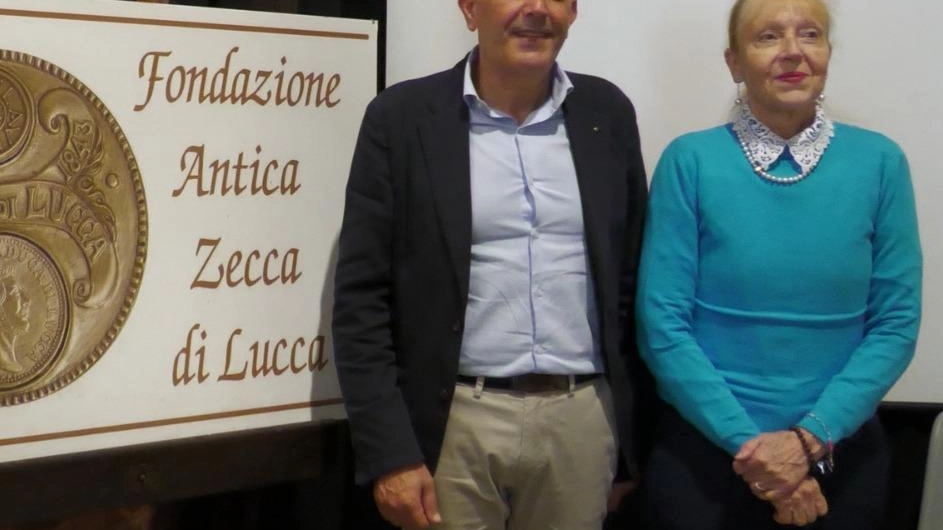 Il presidente della Fondazione Antica Zecca di Lucca, Alessandro Colombini insieme alla professoressa Franca Maria Vanni, curatrice della mostra Il presidente della Fondazione Antica Zecca di Lucca, Alessandro Colombini insieme alla professoressa Franca Maria Vanni, curatrice della mostra