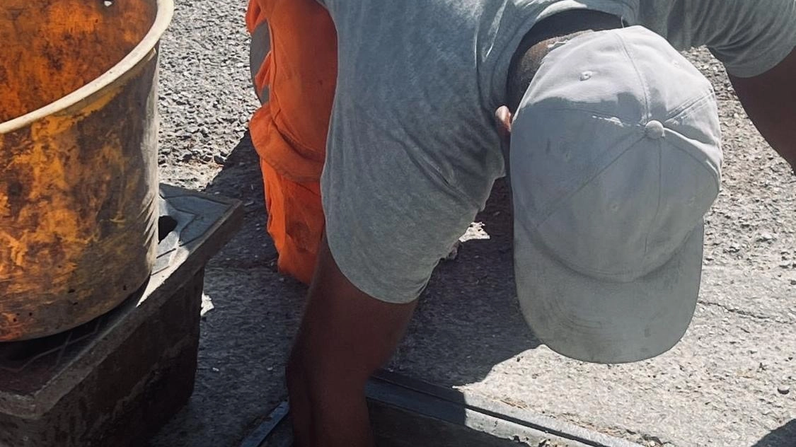 Su tombini e caditoie stradali di Bastia Umbra è al lavoro una cooperativa che si occupa di pulizia e manutenzione «Evitare i danni dello scorso anno» Su tombini e caditoie stradali di Bastia Umbra è al lavoro una cooperativa che si occupa di pulizia e manutenzione «Evitare i danni dello scorso anno»