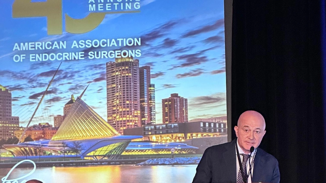 L’intervento del professor Gabriele Materazzi, direttore di Endocrinochirurgia dell’Aou che insieme alla professoressa Rosella Elisei ha messo a punto la nuova ricerca L’intervento del professor Gabriele Materazzi, direttore di Endocrinochirurgia dell’Aou che insieme alla professoressa Rosella Elisei ha messo a punto la nuova ricerca